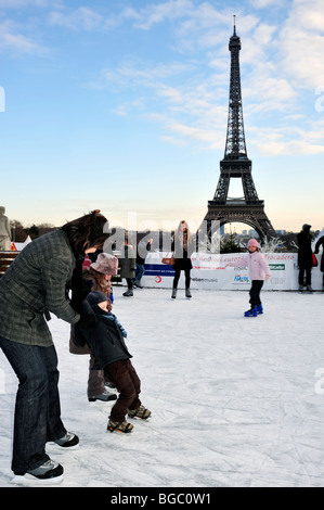 Paris, Frankreich, Medium Group People, Family Ice Skater in, „Jardin de Trocadero“, öffentliche Eislaufbahn und Eiffelturm, Kids Falling, Stockfoto