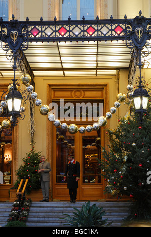 Eintritt in das Casino und das Monte-Carlo Opernhaus mit Weihnachtsschmuck, Weihnachtsschmuck, Weihnachtsbaum, Princip Stockfoto