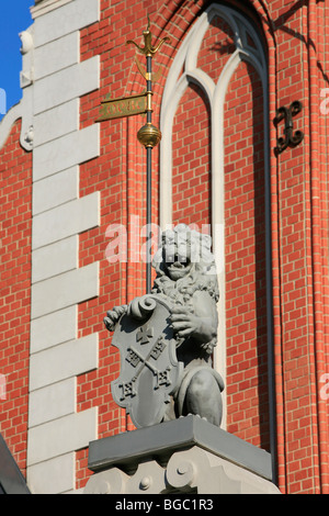 Ein Löwe Statue auf der Oberseite des Hauses von Blackhead in Riga, Lettland Stockfoto