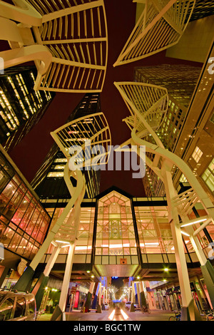 Der Stahl "Trees" Skulptur in der Nacht entlang Stephen Avenue Mall (alias Stephen Avenue Walk and Steven Avenue), 8th Avenue SW, Stadt Stockfoto