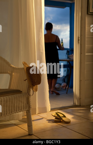 Farbenfrohe Stillleben Szene in einem karibischen Hütte mit Blick auf den Ozean Stockfoto