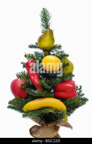 Geschmückter Weihnachtsbaum mit Obst und Gemüse, vegetarisch Stockfoto