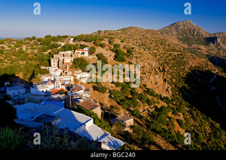 Blick auf das Dorf von Emborio die klammert sich an der Seite des einen aktiven Vulkan-Krater auf der griechischen Insel Nisyros oder Nissiros Stockfoto