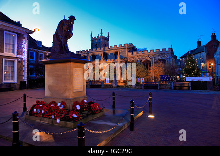 Soldat Figur Kriegerdenkmal alle Heiligen Kirche Huntingdon Marktplatz Fenland Cambridgeshire England Stockfoto