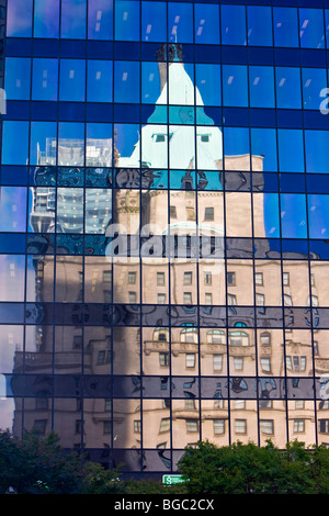 Reflexionen des Fairmont Hotel Vancouver in den Fenstern eines modernen Gebäudes im Zentrum von Vancouver, British Columbia, Kanada. Stockfoto