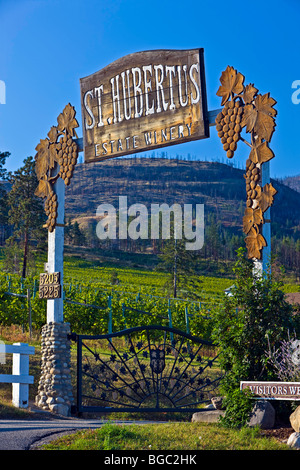 Dekorative Eingangstor des St. Hubertus Estate Winery in Kelowna, Okanagan, British Columbia, Kanada. Stockfoto