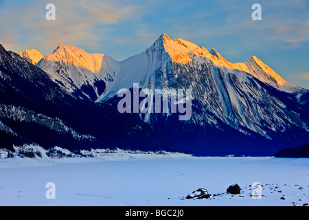 Schneebedeckte Medicine Lake im Winter, Maligne Lake Road, Jasper Nationalpark, Kanadische Rocky Mountains, Alberta, Kanada. Ja Stockfoto