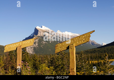 Zeichen, Gipfel der Rocky Mountains, Sundance Range, Mt. Howard Douglas, Banff Nationalpark, Alberta, Kanada Stockfoto