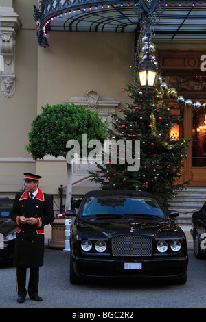 Schwarz, Bentley und Mitarbeiter von der Société des Bains de Mer vor dem Casino und den Monte Carlo Opernhaus mit Weihnachten t Stockfoto