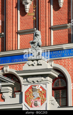 Ein Löwe hält ein Schild mit dem Wappen auf der Oberseite des Schwarzhäupterhaus in Riga, Lettland Stockfoto