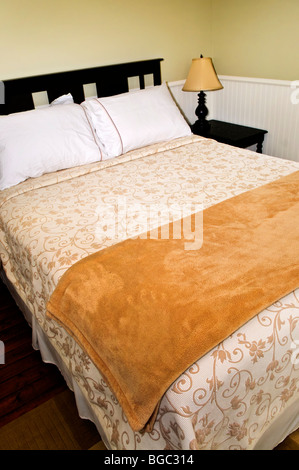 Schlafzimmer Innenraum mit bequemen Queensize-Bett Stockfoto