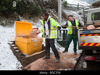 Des Rates Arbeiter füllen Salz bin vom LKW mit Sand und Salz für Straßen im Dorf Wales UK Stockfoto