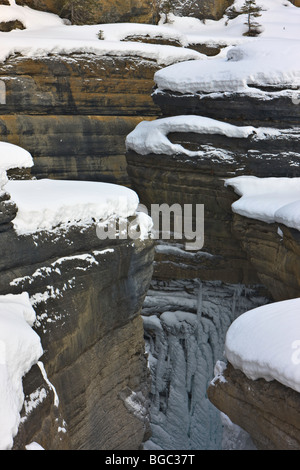 Schnee und Eis bedeckt Felsformationen des Mistaya Canyon im Winter Mistaya River, Icefields Parkway, Banff Nationalpark, Stockfoto