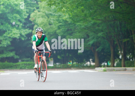 Junger Mann Reiten Fahrrad Stockfoto