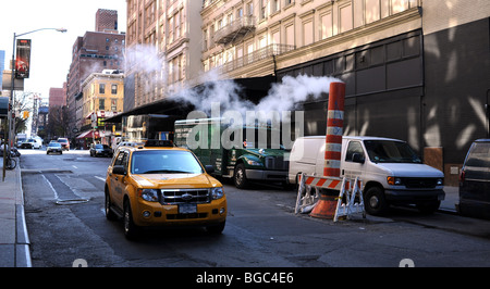 Dampf steigt aus der U-Bahn unter der Straße in Manhattan, New York USA Stockfoto