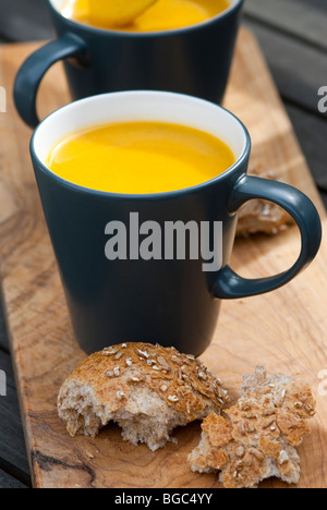 Butternut-Kürbis-Suppe in Tassen serviert Stockfoto