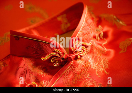 Nahaufnahme der Cheongsam Kleid mit Glück Muster im chinesischen Stil Stockfoto