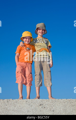 Zwei Söhne, Brüder, 6 und 7 Jahren, mit Sonnenhüte Stockfoto