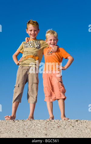 Zwei Söhne, Brüder, arm in Arm 6 und 7 Jahren, Stockfoto