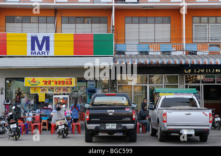 Thailand; Isaan; Surin; Straßenszene mit M Mart und outdoor-Food Stände Stockfoto