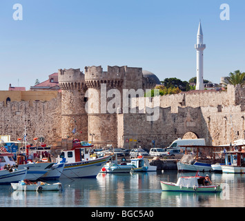 Hafen und die Stadtmauern der Stadt Rhodos, Rhodos, Griechenland, Nordteil, Ägäis, Südeuropa, Europa Stockfoto