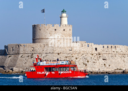 Ein Ausflugsschiff übergibt die Hafeneinfahrt, Rhodos Stadt, Rhodos, Griechenland, Nordteil, Ägäis, Südeuropa, E Stockfoto