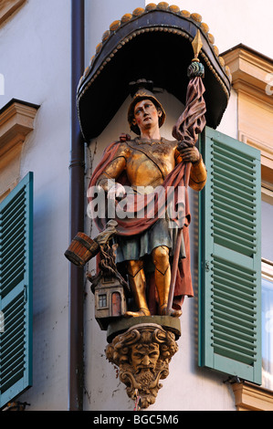 Statue des "Heiligen Florian" an der Ecke von einem Haus, Karolinenstraße, Bamberg, Upper Franconia, Bayern, Deutschland, Europa Stockfoto