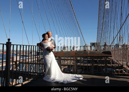 paar in Hochzeitskleidung auf der Brooklynbridge, New York city Stockfoto