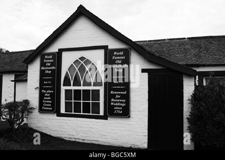 Gretna Green, eines der beliebtesten Hochzeitsziele der Welt; mehr als 5000 Hochzeiten pro Jahr, Schottland, Schmied, Amboss, Ehe, Umschlag Stockfoto