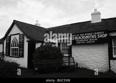 Gretna Green, eines der beliebtesten Hochzeitsziele der Welt; mehr als 5000 Hochzeiten pro Jahr, Schottland, Schmied, Amboss, Ehe, Umschlag Stockfoto