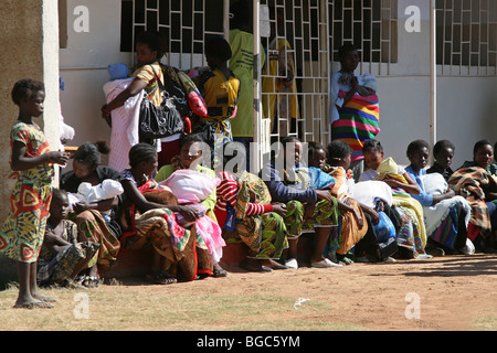 Schwangere Frauen und Frauen mit ihren Kindern und Babys warten auf das Krankenhaus zu öffnen, In Mansa, Nord-Sambia Stockfoto