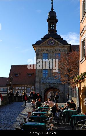 Cafe auf der Obere Bruecke Brücke, im Hintergrund das alte Rathaus, Obere Bruecke, Bamberg, Upper Franconia, Bayern, Deutschland, Eur Stockfoto