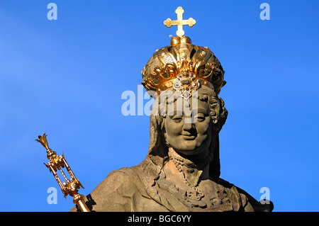 Detail der Statue der Kaiserin Cunigunde mit Krone und Zepter, unteren Bruecke, Bamberg, Upper Franconia, Bayern, Deutschland, E Stockfoto