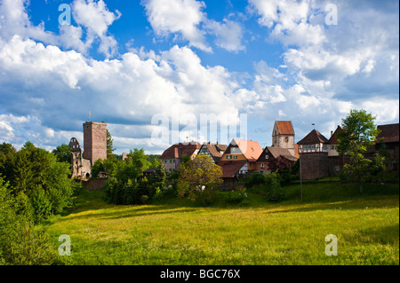 Stadtbild mit Burgruine Zavelstein Burg Ruinen, Bad Teinach-Zavelstein, Schwarzwald, Baden-Württemberg, Deutschland, Europa Stockfoto