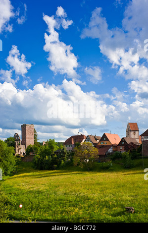 Stadtbild mit Burgruine Zavelstein Burg Ruinen, Bad Teinach-Zavelstein, Schwarzwald, Baden-Württemberg, Deutschland, Europa Stockfoto