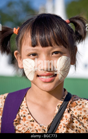 Birma Mädchen mit traditionellen Make-up (Thanakha). Mandalay. Myanmar Stockfoto