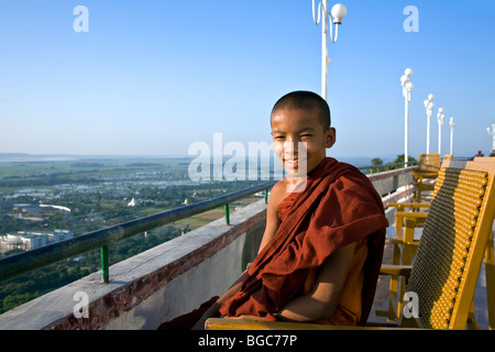 Junge Novize. Mandalay Hill Aussichtspunkt. Mandalay. Myanmar Stockfoto