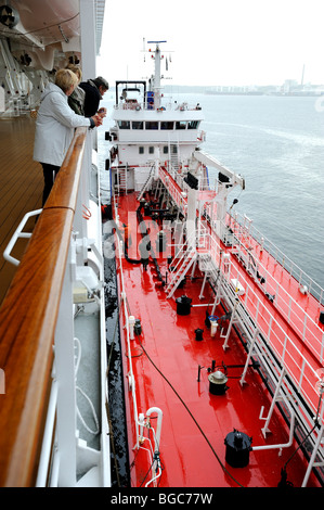 Kreuzfahrtschiff wird von einem Tankwagen betankt Stockfoto