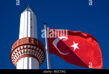 Flagge der Türkei und das Minarett der Tuerkiyem Mevlana Moschee, Weinheim, Baden-Württemberg, Deutschland, Europa Stockfoto