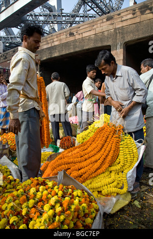 Blumenmarkt. Unter Howrah Brücke. Kalkutta (Kolkata). Indien Stockfoto