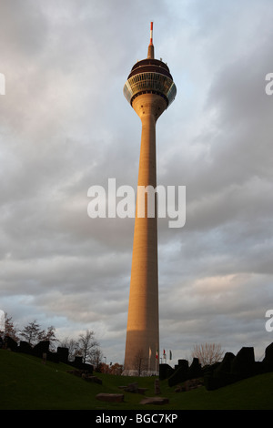 Rheinturm in der Abendsonne, Düsseldorf, Nordrhein-Westfalen, Deutschland, Europa Stockfoto