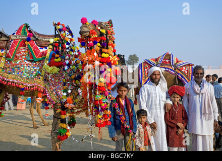 Indische Familie mit ihrem Kamel. Bikaner Camel Festival. Rajasthan. Indien Stockfoto