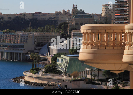 Blick von der Boulevard d ' Italie auf die alte Stadt von Monaco mit dem Dom, auf der rechten Seite das Casino verlassen das Fairmont Hotel Stockfoto