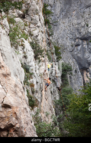 Kletterer in Velika Paklenica Canyon, Nationalpark Paklenica, Velebit-Gebirge, Dalmatien, Kroatien, Europa Stockfoto