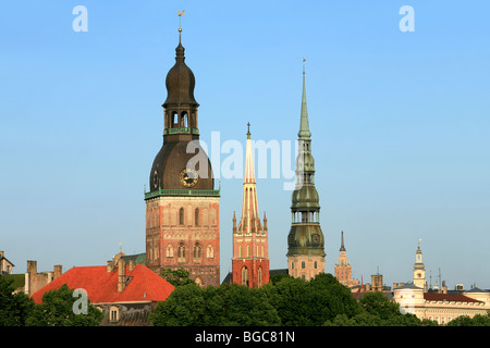 Der Dom, die St.-Retter anglikanische Kirche (1859) und Saint Peter's Kirche (1209) in Riga, Lettland Stockfoto