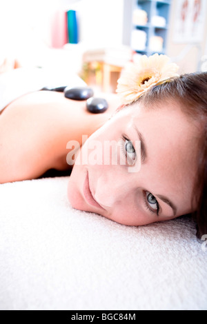 Patient in einer Physiotherapie-Praxis immer eine Hot Stone Massage Stockfoto