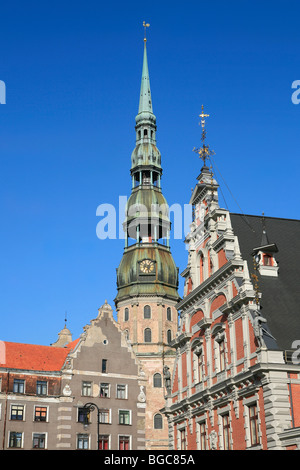 Haus der Schwarzhäupter und St. Peter-Kirche in Riga, Lettland Stockfoto