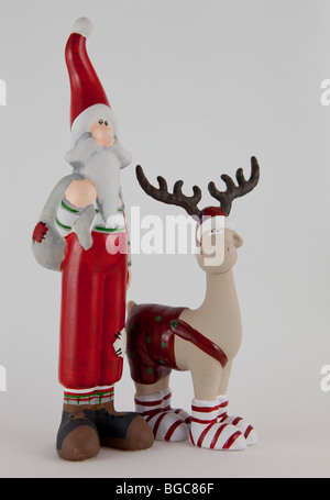 Weihnachtsmann und Rentier, Keramikfiguren Stockfoto
