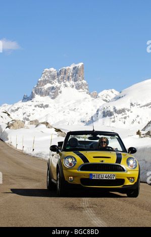 Mini Cooper auf der Rolle-Pass, Alpine übergeben, Südtirol, Italien, Europa Stockfoto