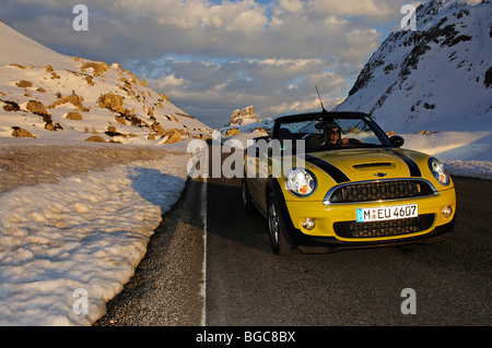 Mini Cooper auf der Rolle-Pass, Alpine übergeben, Südtirol, Italien, Europa Stockfoto